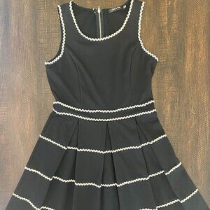 Doe & Rae Vintage-Inspired Fit and Flare Pleated Dress-Black and White Size SM